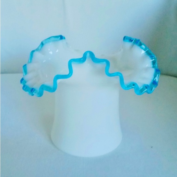 Vintage Fenton Aqua Crest Ruffled Edge Top Hat White Glass Vase 1941-1953 *Mint - Picture 1 of 3